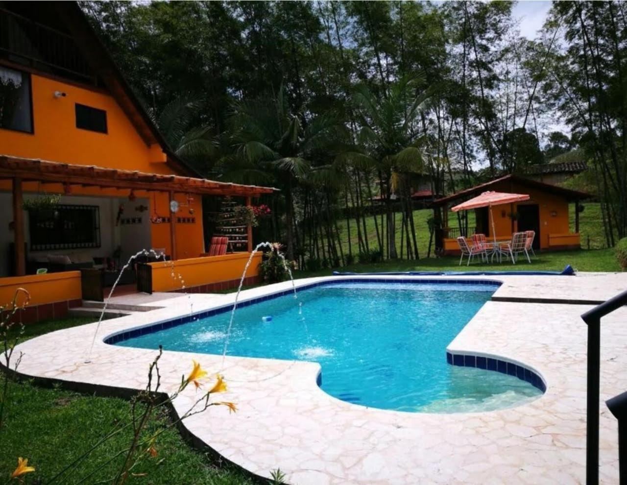 بيت شباب Volare Guatape Isla المظهر الخارجي الصورة