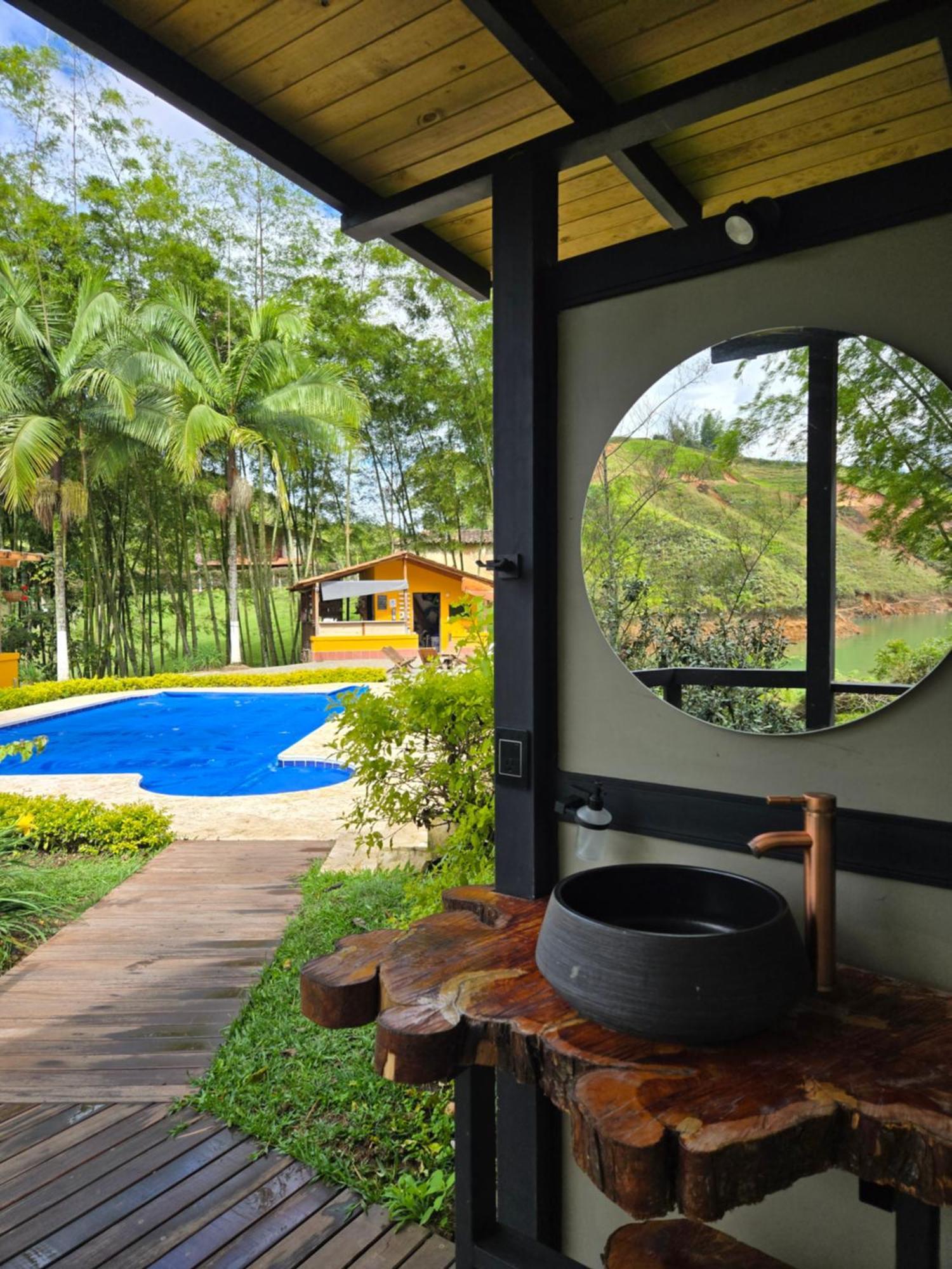 بيت شباب Volare Guatape Isla المظهر الخارجي الصورة